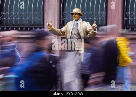 Francfort, Hesse, Allemagne. 24 octobre 2024. Une statue vivante se produit sur la place Romerberg à Francfort, en Allemagne. (Crédit image : © Matias Basualdo/ZUMA Press Wire) USAGE ÉDITORIAL SEULEMENT! Non destiné à UN USAGE commercial ! Banque D'Images