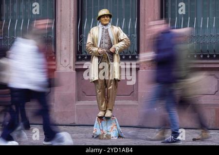 Francfort, Hesse, Allemagne. 24 octobre 2024. Une statue vivante se produit sur la place Romerberg à Francfort, en Allemagne. (Crédit image : © Matias Basualdo/ZUMA Press Wire) USAGE ÉDITORIAL SEULEMENT! Non destiné à UN USAGE commercial ! Banque D'Images