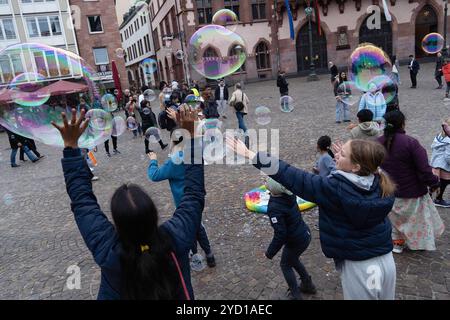 Francfort, Hesse, Allemagne. 24 octobre 2024. Les enfants jouent avec des bulles de savon sur la place Romerberg à Francfort, en Allemagne. (Crédit image : © Matias Basualdo/ZUMA Press Wire) USAGE ÉDITORIAL SEULEMENT! Non destiné à UN USAGE commercial ! Banque D'Images