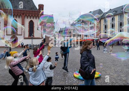 Francfort, Hesse, Allemagne. 24 octobre 2024. Les enfants jouent avec des bulles de savon sur la place Romerberg à Francfort, en Allemagne. (Crédit image : © Matias Basualdo/ZUMA Press Wire) USAGE ÉDITORIAL SEULEMENT! Non destiné à UN USAGE commercial ! Banque D'Images