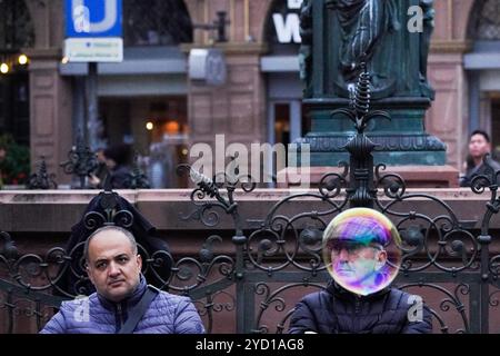 Francfort, Hesse, Allemagne. 24 octobre 2024. Les gens regardent des bulles de savon sur la place Romerberg à Francfort, en Allemagne. (Crédit image : © Matias Basualdo/ZUMA Press Wire) USAGE ÉDITORIAL SEULEMENT! Non destiné à UN USAGE commercial ! Banque D'Images