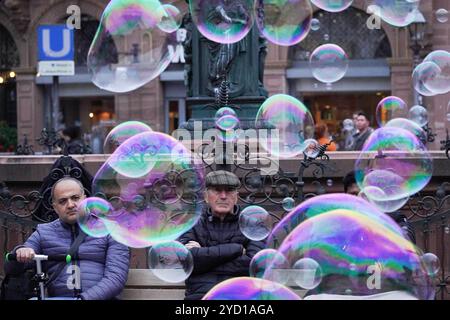 Francfort, Hesse, Allemagne. 24 octobre 2024. Les gens regardent des bulles de savon sur la place Romerberg à Francfort, en Allemagne. (Crédit image : © Matias Basualdo/ZUMA Press Wire) USAGE ÉDITORIAL SEULEMENT! Non destiné à UN USAGE commercial ! Banque D'Images