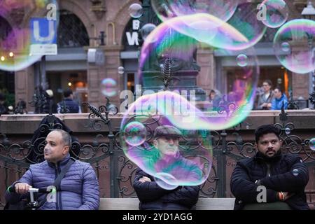 Francfort, Hesse, Allemagne. 24 octobre 2024. Les gens regardent des bulles de savon sur la place Romerberg à Francfort, en Allemagne. (Crédit image : © Matias Basualdo/ZUMA Press Wire) USAGE ÉDITORIAL SEULEMENT! Non destiné à UN USAGE commercial ! Banque D'Images