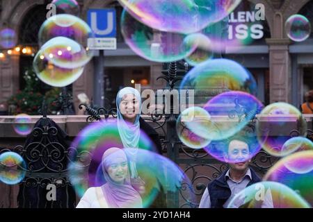 Francfort, Hesse, Allemagne. 24 octobre 2024. Les gens regardent des bulles de savon sur la place Romerberg à Francfort, en Allemagne. (Crédit image : © Matias Basualdo/ZUMA Press Wire) USAGE ÉDITORIAL SEULEMENT! Non destiné à UN USAGE commercial ! Banque D'Images