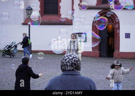 Francfort, Hesse, Allemagne. 24 octobre 2024. Les enfants jouent avec des bulles de savon sur la place Romerberg à Francfort, en Allemagne. (Crédit image : © Matias Basualdo/ZUMA Press Wire) USAGE ÉDITORIAL SEULEMENT! Non destiné à UN USAGE commercial ! Banque D'Images