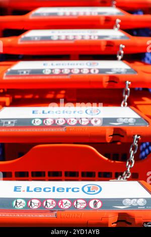 Saint Georges, France - 27 juin 2018 : panier Leclerc. Leclerc est une chaîne d’hypermarchés française Banque D'Images