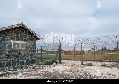 Clôture en fil de fer concertina et bâtiments sur Robben Island Banque D'Images