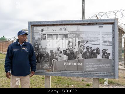 Guide et ancien prisonnier politique lors de la visite du musée de Robben Island Banque D'Images