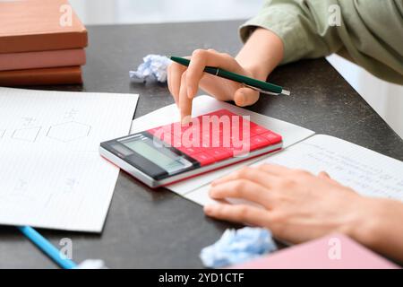 Professeur de maths au bureau dans la salle de classe, gros plan Banque D'Images