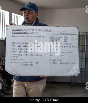 Guide et ancien prisonnier politique lors de la visite du musée de Robben Island Banque D'Images