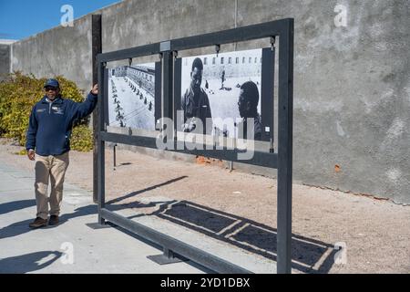 Guide et ancien prisonnier politique lors de la visite du musée de Robben Island Banque D'Images