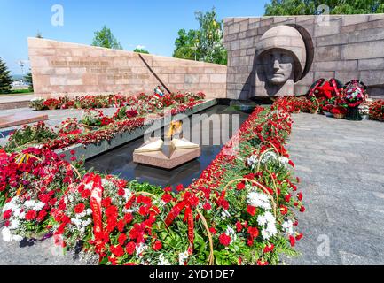 Flamme éternelle dans le complexe mémorial et fleurs Banque D'Images