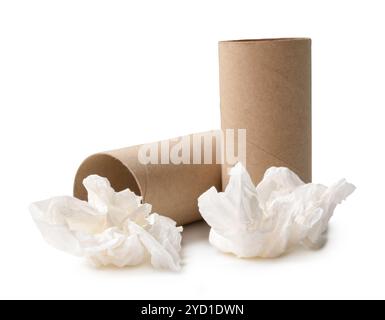 La vue latérale de la boule de papier de soie blanche vissée ou froissée avec des noyaux en pile est isolée sur fond blanc avec chemin de découpage. Banque D'Images