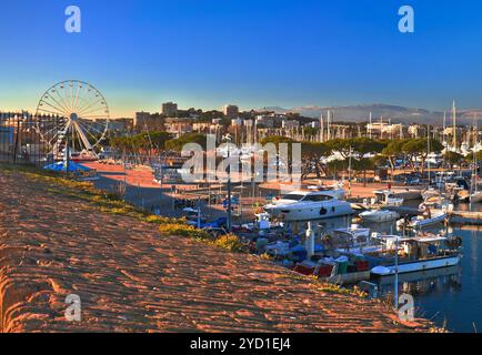 Vue panoramique sur le front de mer d'Antibes et le port de Port Vauban Banque D'Images