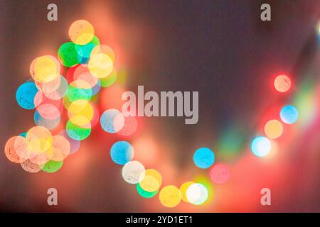 Bokeh des lumières de la ville la nuit. bokeh coloré. guirlandes de flou artistique. Nouvel an. Banque D'Images