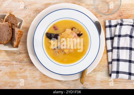 délicieuse soupe de pois avec viandes fumées Banque D'Images