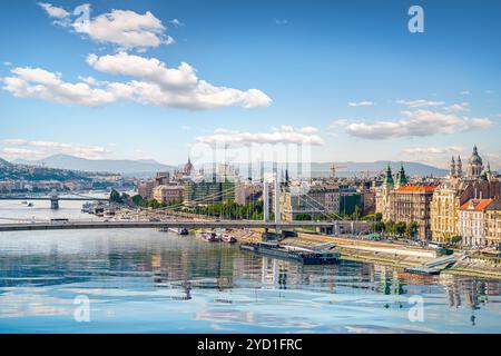 Les ponts et le Parlement de Budapest à la journée d'été Banque D'Images