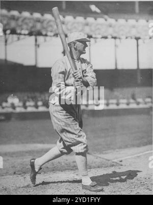 'Shoeless Joe' Jackson avec batte à l'assiette. Photographie originale de Charles Conlon, vers 1915-1919. Photographie de baseball américain vintage. Banque D'Images