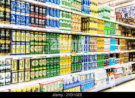 Samara, Russie - 9 juin 2019 : les boissons alcoolisées. Différents avec des canettes de bière La bière fraîche prête pour la vente en supermarché Banque D'Images