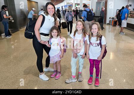 La Nouvelle-Orléans, États-Unis. 24 octobre 2024. Les jeunes fans de Taylor Swift arrivent à l'aéroport international Louis Armstrong de la Nouvelle-Orléans pour sa tournée Eras à la Nouvelle-Orléans, en Louisiane, le 24 octobre 2024. Swifties a commencé à arriver à la Nouvelle-Orléans pour Taylor SwiftÕs anticipé Eras Tour, et a été accueilli avec un accueil spécial à l'aéroport international Louis Armstrong de la Nouvelle-Orléans. (Phot0 par : Alexandra Buxbaum/Sipa USA) crédit : Sipa USA/Alamy Live News Banque D'Images