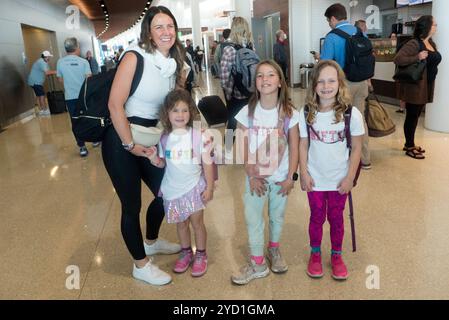 La Nouvelle-Orléans, États-Unis. 24 octobre 2023. Les jeunes fans de Taylor Swift arrivent à l'aéroport international Louis Armstrong de la Nouvelle-Orléans pour sa tournée Eras à la Nouvelle-Orléans, en Louisiane, le 24 octobre 2024. Swifties a commencé à arriver à la Nouvelle-Orléans pour la tournée Eras de Taylor Swift, et a été accueilli avec un accueil spécial à l'aéroport international Louis Armstrong de la Nouvelle-Orléans. (Phot0 par : Alexandra Buxbaum/Sipa USA) crédit : Sipa USA/Alamy Live News Banque D'Images