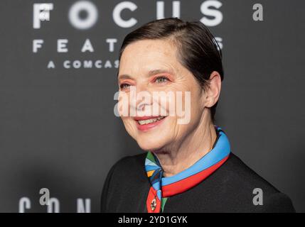 23 octobre 2024, New York, New York, États-Unis : Isabella Rossellini en costume de Gucci assiste à la première New-yorkaise de Conclave à l'AMC Lincoln Square (crédit image : © Lev Radin/Pacific Press via ZUMA Press Wire) USAGE ÉDITORIAL SEULEMENT! Non destiné à UN USAGE commercial ! Banque D'Images