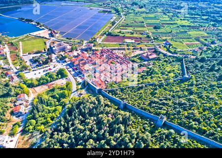 Ville de Ston Bay et champs de sel vue aérienne, péninsule de Peljesac Banque D'Images