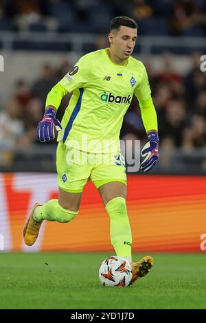 Ruslan Neshcheret, gardien ukrainien du Dynamo Kyiv, contrôle le ballon lors du match de la phase UEFA Europa League, jour 3, entre L'AS Roma et le Dynamo Kyiv au stade Olimpico, le 23 octobre 2024 à Rome, en Italie. Banque D'Images