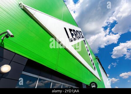 Samara, Russie - 22 juin 2019 : Leroy Merlin signe marque contre le ciel bleu. Leroy Merlin est une maison française-amélioration et détaillant de jardinage Banque D'Images