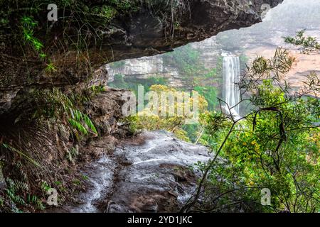 Natures fenêtre sur une cascade vue à travers le rebord de la falaise Banque D'Images