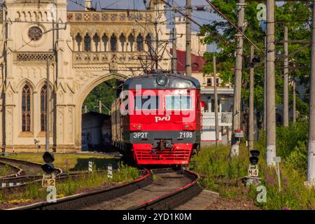 Train russe en été. Le train arrive à la gare. chemin de fer. Russie, région de Leningrad, Peterhof, 20 juin... Banque D'Images