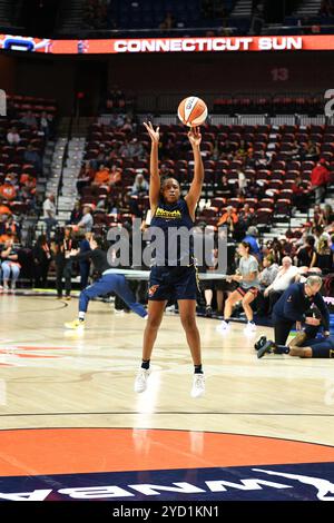 Uncasville, Connecticut, États-Unis. 22 septembre 2024. Kelsey Mitchell (0), gardien de la fièvre de l'Indiana, se réchauffe avant le match 1 du premier tour des séries éliminatoires de la WNBA entre la fièvre de l'Indiana et le Sun du Connecticut au Mohegan Sun Arena à Uncasville, Connecticut. Erica Denhoff/CSM/Alamy Live News Banque D'Images