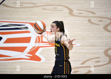 Uncasville, Connecticut, États-Unis. 22 septembre 2024. Caitlin Clark (22 ans), gardienne de la fièvre de l'Indiana, réagit lors du match 1 du premier tour des séries éliminatoires de la WNBA entre la fièvre de l'Indiana et le Sun du Connecticut au Mohegan Sun Arena à Uncasville, Connecticut. Erica Denhoff/CSM/Alamy Live News Banque D'Images