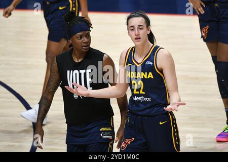 Uncasville, Connecticut, États-Unis. 22 septembre 2024. Caitlin Clark (22 ans), gardienne de la fièvre de l'Indiana, réagit lors du match 1 du premier tour des séries éliminatoires de la WNBA entre la fièvre de l'Indiana et le Sun du Connecticut au Mohegan Sun Arena à Uncasville, Connecticut. Erica Denhoff/CSM/Alamy Live News Banque D'Images