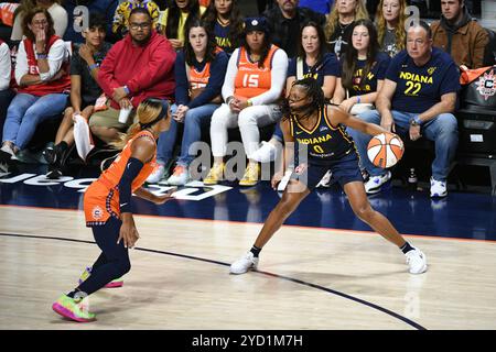 Uncasville, Connecticut, États-Unis. 22 septembre 2024. Kelsey Mitchell (0), gardien de la fièvre de l'Indiana dribble la balle pendant le match 1 du premier tour des séries éliminatoires de la WNBA entre la fièvre de l'Indiana et le Sun du Connecticut à la Mohegan Sun Arena à Uncasville, Connecticut. Erica Denhoff/CSM/Alamy Live News Banque D'Images