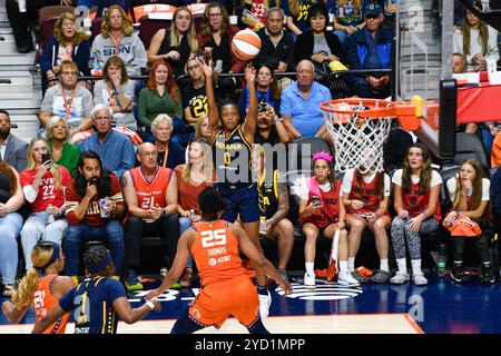 Uncasville, Connecticut, États-Unis. 22 septembre 2024. Kelsey Mitchell (0), gardien de la fièvre de l'Indiana, tire la balle pendant le match 1 du premier tour des séries éliminatoires de la WNBA entre la fièvre de l'Indiana et le Sun du Connecticut au Mohegan Sun Arena à Uncasville, Connecticut. Erica Denhoff/CSM/Alamy Live News Banque D'Images