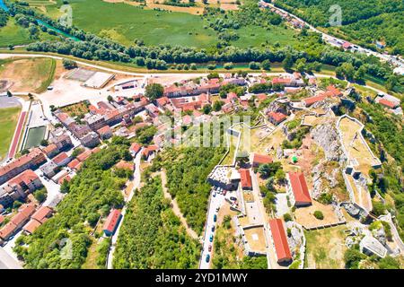 Ville de Knin, forteresse et vue aérienne sur la rivière Krka Banque D'Images