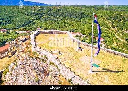 Plateau de la forteresse de Knin nad grand drapeau croate vue aérienne, Banque D'Images