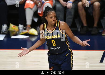 Uncasville, Connecticut, États-Unis. 22 septembre 2024. Kelsey Mitchell (0), gardien de la fièvre de l'Indiana, réagit lors du match 1 du premier tour des séries éliminatoires de la WNBA entre la fièvre de l'Indiana et le Sun du Connecticut au Mohegan Sun Arena à Uncasville, Connecticut. Erica Denhoff/CSM/Alamy Live News Banque D'Images