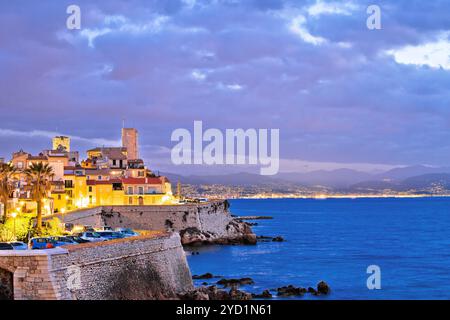 Antibes vieille ville historique et les repères du front de l'aube vue, célèbre destination en Cote d Azur, France Banque D'Images