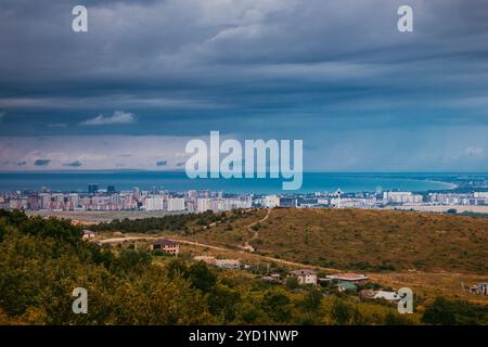 Vue d'Anapa. Vue sur la ville de la station balnéaire. L'immensité de la Russie. Ville sud russe. Ville vue d'en haut. Beaucoup de maisons .. Bâtiments Banque D'Images