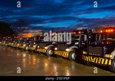 Rangée de camions à benne basculante dans la zone de rassemblement du chantier de construction à Sunrise, Pennsylvanie, États-Unis Banque D'Images