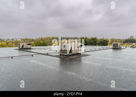 Unités de climatisation sur le toit sous la pluie, Pennsylvanie, États-Unis Banque D'Images