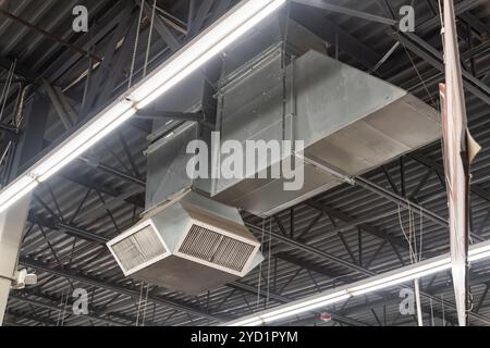 Évents HVAC montés au plafond dans un bâtiment commercial, Pennsylvanie, États-Unis Banque D'Images