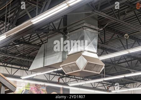 Évents HVAC montés au plafond dans un bâtiment commercial, Pennsylvanie, États-Unis Banque D'Images