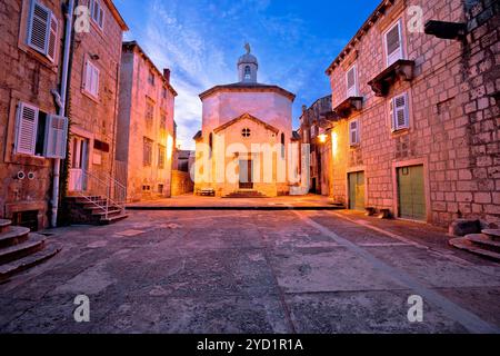 Ville de Korcula église carrée en pierre et architecture vue en soirée Banque D'Images