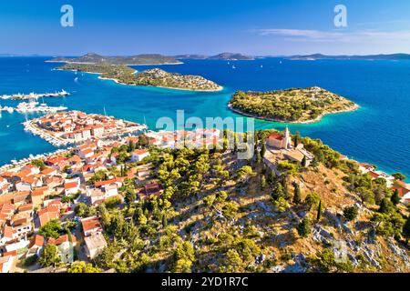 Ville dalmate de Tribunj église sur hill et étonnant archipel turquoise vue aérienne de la région de Croatie, Dalmatie Banque D'Images