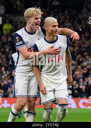 Londres, Royaume-Uni. 19 octobre 2024. Londres, Angleterre - 24 octobre : Richarlison de Tottenham Hotspur (à droite) célèbre avoir marqué le premier but avec son coéquipier Lucas Bergvall lors du match de l'UEFA Europa League 2024/25 opposant Tottenham Hotspur contre AZ Alkmaar au Tottenham Hotspur Stadium le 24 octobre 2024 à Londres, Angleterre. (David Horton/SPP) crédit : SPP Sport Press photo. /Alamy Live News Banque D'Images