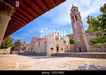 Blato sur l'île de Korcula, place historique en pierre, loge de ville et vue sur l'église Banque D'Images