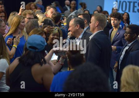 Hallandale Beach, Floride, États-Unis. 23 octobre 2024. Douglas Emhoff, second gentleman of United States of America, prend un selfie avec le participant après avoir pris la parole lors d'un rassemblement Get Out the Early vote au Austin Hepburn Center à OB Johnson Park & Recreation Center le 23 octobre 2024 à Hallandale Beach, Floride. Le vote anticipé a commencé dans la plupart des états, y compris la Floride cette semaine Oct. 26 à Nov. 2. Mais de nombreux comtés autorisent le vote anticipé plusieurs jours plus tôt et jusqu'au dimanche 3 novembre. Crédit : Mpi10/Media Punch/Alamy Live News Banque D'Images